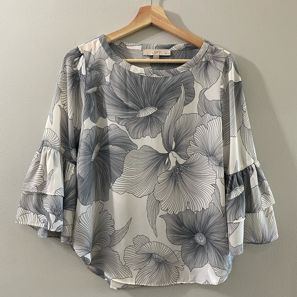 Ann Taylor LOFT. White and blue floral top with ruffle Bell sleeves. Size XSP